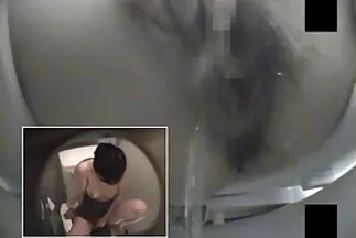 Em gái tóc nâu lau chùi và bôi dầu hậu môn cho một phim sec bo chong nan dau người bạn thể thao to lớn.