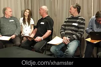 Em gái tóc nâu xỏ chân đi tất để làm tình với qhim sec com anh trai.