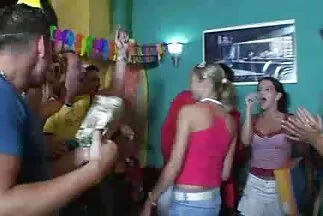 Busty tóc vàng nhảy lên tinh ranh của một người đàn ông trong phòng tắm. phim sec dit tre em