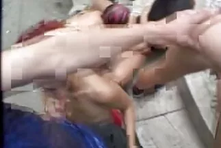 Hai sec khong che người da đen đụ một cô gái tóc nâu mảnh khảnh trong quan hệ tình dục giữa các chủng tộc.