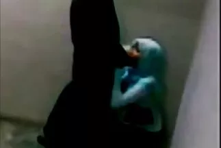 Hai em les nhẹ nhàng liếm lồn và xoa âm vật sec loan cho nhau.