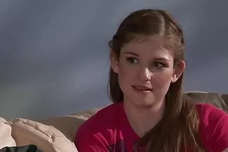 Hai bạn gái trẻ sec người mẫu tham gia vào nhóm hậu môn trên đi văng.