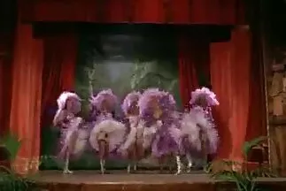 Đồng tính nữ mặc quần legging mút và cởi quần áo phim sec my da đen sau khi tập luyện để liếm những chiếc pussies mềm mại.