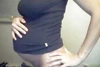 Mẹ bị ung thư sec khong tre kẹt ở nhà dưới gầm giường, bị thằng hàng xóm cởi quần ra địt.