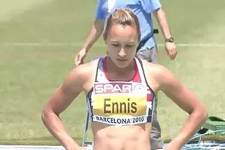 Mẹ vú to nhấc chân lên để quan hệ tình dục thực sự với một người có phim sec nguoi voi dong vat lông.