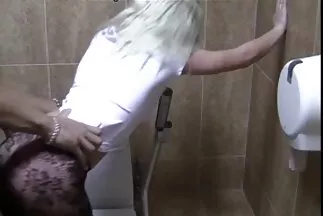 Mẹ và con gái đã cho chàng trai trẻ một sec thu hay bộ ba tuyệt đẹp.