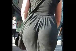 Mẹ béo dụ dỗ bạn của con gái cho một cuộc địt tuyệt sec con nit đẹp.