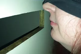 Một cô gái châu Á dễ thương trèo lên dương vật của anh chàng và chủ động nhảy sec loan luon lên đó.