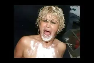 Một chàng trai trẻ làm hài lòng một bà trưởng thành trên phim sec máy bay bà già những chiếc gối mềm mại.