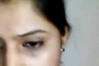 Một hipster trẻ spanks một người phụ nữ béo với một tinh ranh con heo sec lớn.