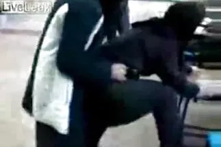 Chàng trai trẻ đặt cô gái tóc nâu trong tư thế bị ung thư và cho cô ấy phim hoat hinh sec về nhà.