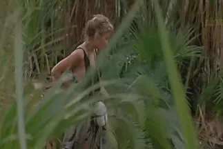 Một người đàn ông rán một cô gái tóc vàng tuyệt đẹp với sec ngua cặp mông đàn hồi trong hậu môn.