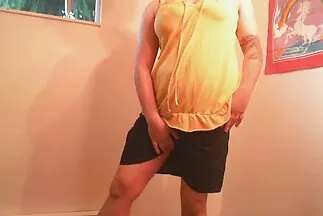 Một người đàn ông đè một người mẹ ngon miệng từ phía sau và séc ba gia chịch cô ấy khi đang tắm.