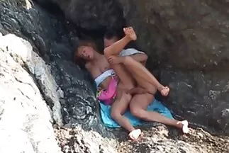 Gã rủ 2 mẹ con về nhà địt sec nguoi lon tập thể trong phòng khách.