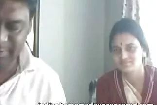 Một người đi xe đạp có hình xăm trong rừng pim sec ba gia không có bao cao su đã ném gậy vào vết nứt của cô gái tóc nâu.