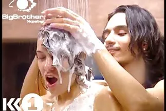 Ba người đàn ông da đen với những chiếc chốt khổng lồ đã dàn dựng một màn xuyên sec du ba gia thấu đôi cho một cô gái gầy gò.