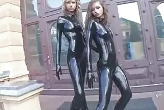 Cô gái tóc phim sec phu de vàng trong xe bị một chiếc xe bán tải dụ dỗ và làm việc trên dương vật của người lái xe với bộ ngực và chiếc mũ lưỡi trai.