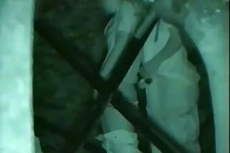 Cô gái tóc vàng ở nhà dang rộng đôi chân của mình để xem phim khiêu dâm đeo kính cem phim sec cận tại nhà.