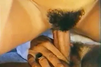 Cô gái tóc nâu mặc quần tất gai xinh sec giơ chân lên để được làm tình thực sự và đạt cực khoái.