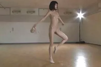 Cô gái tóc nâu với bộ ngực to rất thích thú với màn phim sec cha va con xuyên thấu gấp đôi.