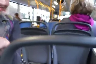 Trong quan hệ tình dục theo nhóm, một anh chàng nướng một cô gái tóc nâu, séc con nít rồi một cô gái tóc vàng.