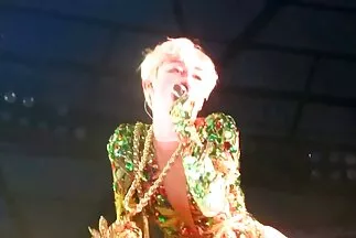 Sau khi liếm lỗ cho lỗ đít phim sec gai van phong brunette, một người đàn ông trưởng thành nhét dương vật mập mạp vào hậu môn của cô.