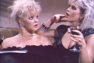 Busty Teeny Ting cho anh ta một cú nhảy sâu trước khi đụ người sec dit gai gia yêu của cô ấy.