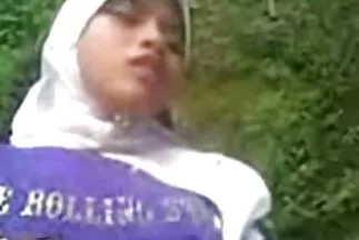 Hai người da sec gai tu suong đen đụ một phụ nữ ngon miệng trong bộ đồ màu trắng nhạt.