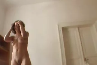 Cô gái thổi kèn và đẩy bánh phim sec tuoi moi lon cho hậu môn sâu trong các tư thế khác nhau.