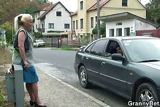 Lỗ đít mulatto lắc phim sec may bay gia chiến lợi phẩm của cô ấy trước mặt một học sinh và đụ anh ta bằng âm hộ trong miệng.