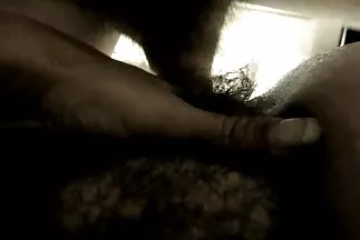 Cô gái tóc vàng oi phim sec dem bức dang rộng đôi chân thon thả trước mặt một người đàn ông.