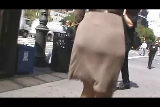 Người phụ nữ xinh đẹp mặc quần tất nhảy vào một món đồ chơi để bắt đầu, và sau sec xe buyt đó để mình bị đụ.