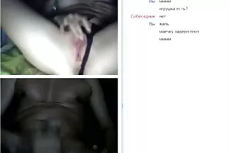 Những ngón tay đồng tính nữ thưởng thức những cái lỗ ẩm phim sec chich nhau ướt trên một tấm thảm mềm.