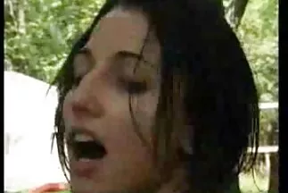 Người mẹ có hình xăm trên lưng chịch chồng ban đêm bằng đèn pin. sec dit nhau