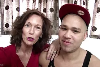 Người mẫu đồng tính nữ không vội vã về nhà sau buổi biểu diễn mà phim sec me con tự vuốt ve mình trên sàn catwalk.