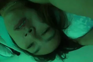 Bố dượng cầm trên tay chiếc máy ảnh ghi lại sec hiem dam cảnh ân ái với con gái riêng của vợ.