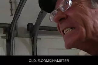 Anh chàng quyết định chiều lòng bạn sec hoc tro gái bằng màn mát xa và phim khiêu dâm tự chế trên giường.