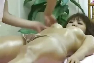 Anh chàng cởi đồ cho một cô gái tóc nâu và quay phim khiêu dâm góc nhìn thứ nhất với cô ấy trong tư thế bị sec vo tac thien ung thư.