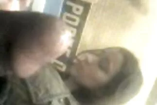 Bạn phi sec thu gái của anh chàng thổi kèn và trốn tránh trên chiếc giường rộng trong một giờ.