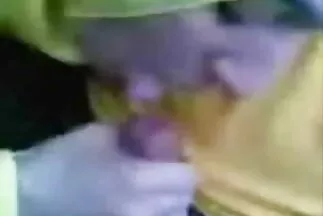 Cô gái Nga về nhà với một chàng trai trẻ và xuất tinh từ phim sec dâm hậu môn.