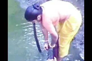 Em phim sec vun trom gái tóc đỏ trong lúc đi xe bán tải sẵn sàng bú cặc và đụ trong khe ướt.