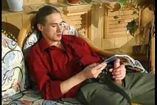 Em hàng phom sec xóm thổi kèn xoạc chân lấy tiền.