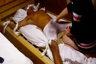 Mái tóc vàng mảnh mai với người yêu trên băng ghế của tim phim sec sân tennis.