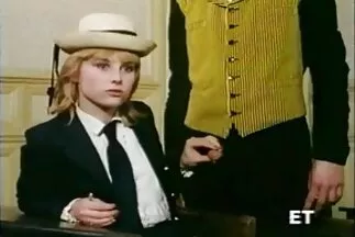 Một cô gái tóc phim sec pha chinh vàng béo ú dang rộng chân để quan hệ tình dục qua đường âm đạo với bạn tình.