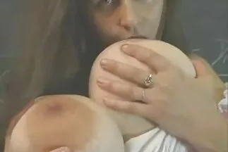 Ba người đồng tính nữ trên đi văng liếm đũng quần của nhau và xuất sec tinh cam tinh bằng miệng.