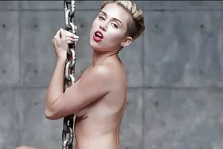 Một phim sec han quoc cô gái gầy sau khi thổi kèn nhảy lên dương vật của một người bạn ở ngôi thứ nhất.