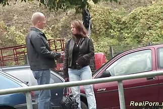 Một phụ nữ châu Á, phim secditnhau sau khi thổi kèn, thay thế một cái khe ngon ngọt để đánh đòn với một người đàn ông da đen.