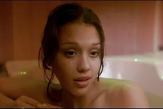 Alia Hadid khoe ngực khủng với anh trai của chồng phim sec lang mang trong phòng tắm và pha phản bội nóng bỏng.