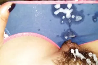 Blonda làm hài lòng bạn bè bằng miệng và mông. sec nguoi ngua