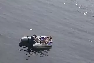 Cô gái tóc vàng với bộ ngực lớn nhảy lên dương vật của anh chàng và rên rỉ phim sec trang nguyen trong sự sung sướng.